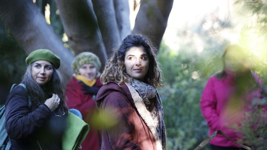 Die Kursleiterin Malena Bibiloni (Mi.) mit Teilnehmerinnen am Waldbaden ohne Wald im Botanischen Garten von Sóller.