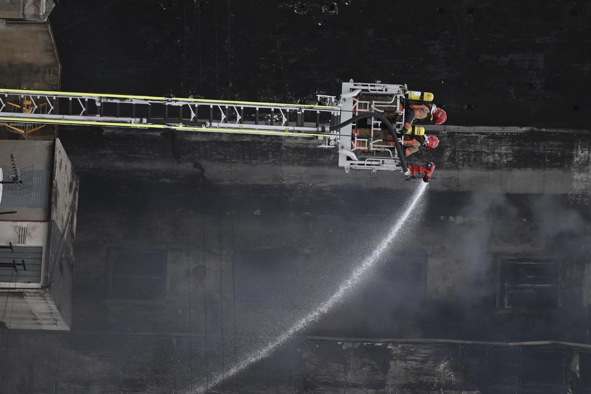 Las imágenes del incendio en un edificio de Castelló
