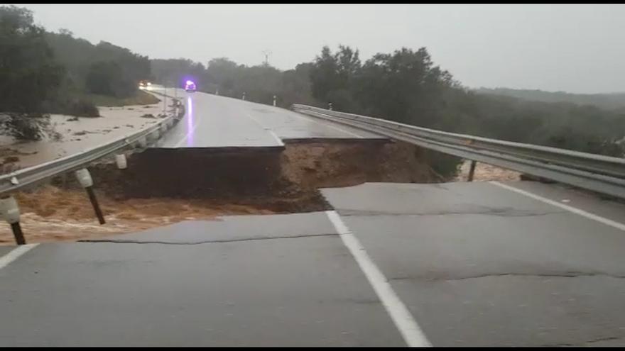 La lluvia hunde un tramo de la carretera entre Cáceres y Badajoz