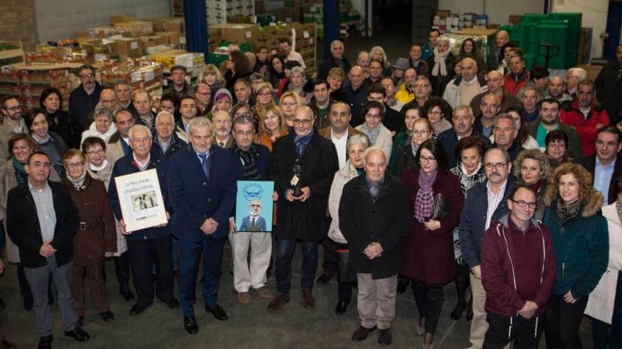 Los voluntarios del Banco de Alimentos, en la entrega a la entidad del &quot;Asturiano del mes&quot; de LA NUEVA ESPAÑA, el pasado mes de enero.
