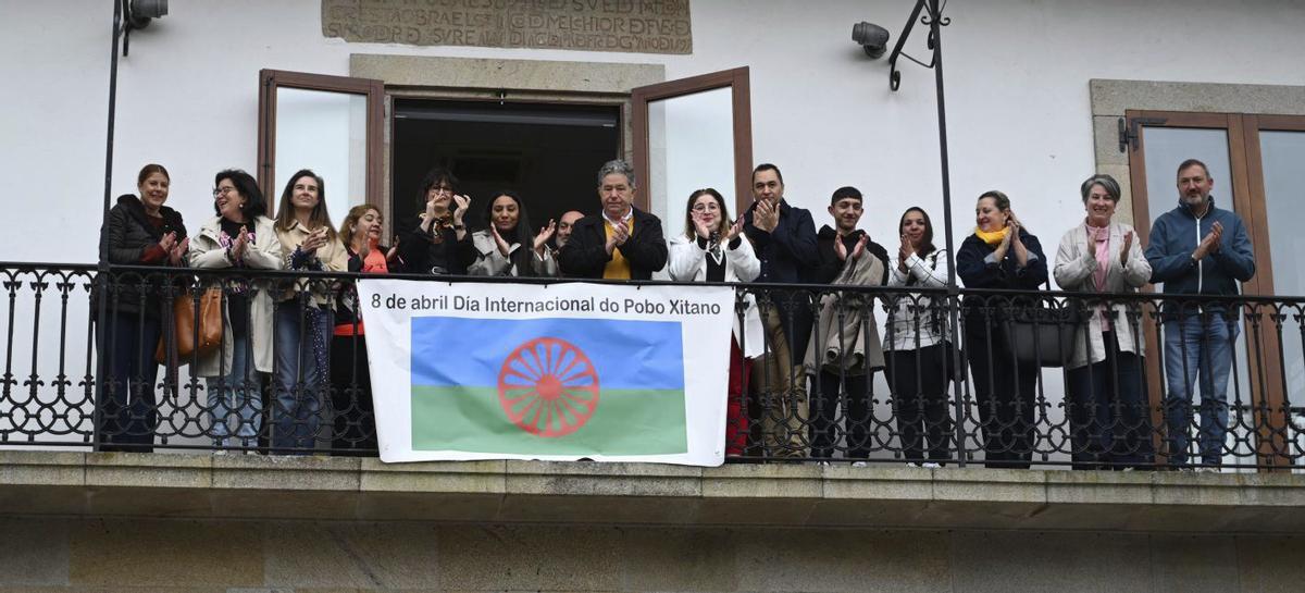 El despliegue de la pancarta del pueblo gitano en el balcón de la Casa da Luz de Pontevedra. | RAFA VÁZQUEZ