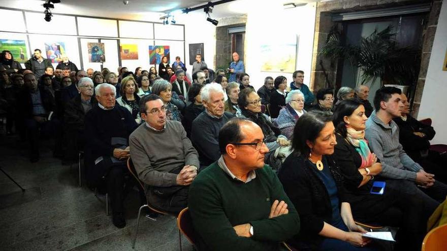 Parte de los asistentes al acto que llenó el salón de la Casa de Cultura. // I. Abella