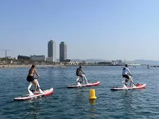 Las nuevas bicis acuáticas que surfean en la Barceloneta