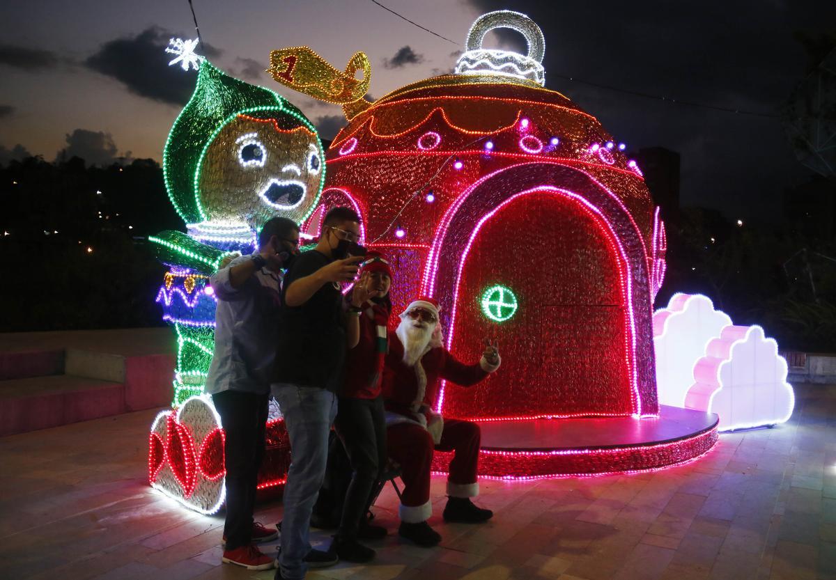 Tradicionales alumbrados navideños en Medellín, Colombia. Este año cuenta con ocho millones de bombillas y 26 mil figuras.