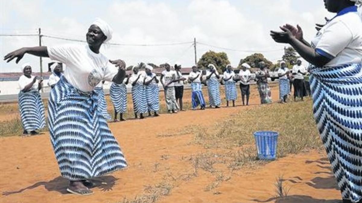 Mujeres de la oenegé por la paz  WIPNET cantan y rezan en Monrovia, el viernes, para que la OMS declarara ayer Liberia libre de ébola, como así fue.