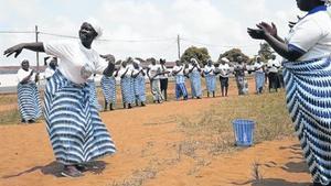 Mujeres de la oenegé por la paz  WIPNET cantan y rezan en Monrovia, el viernes, para que la OMS declarara ayer Liberia libre de ébola, como así fue.