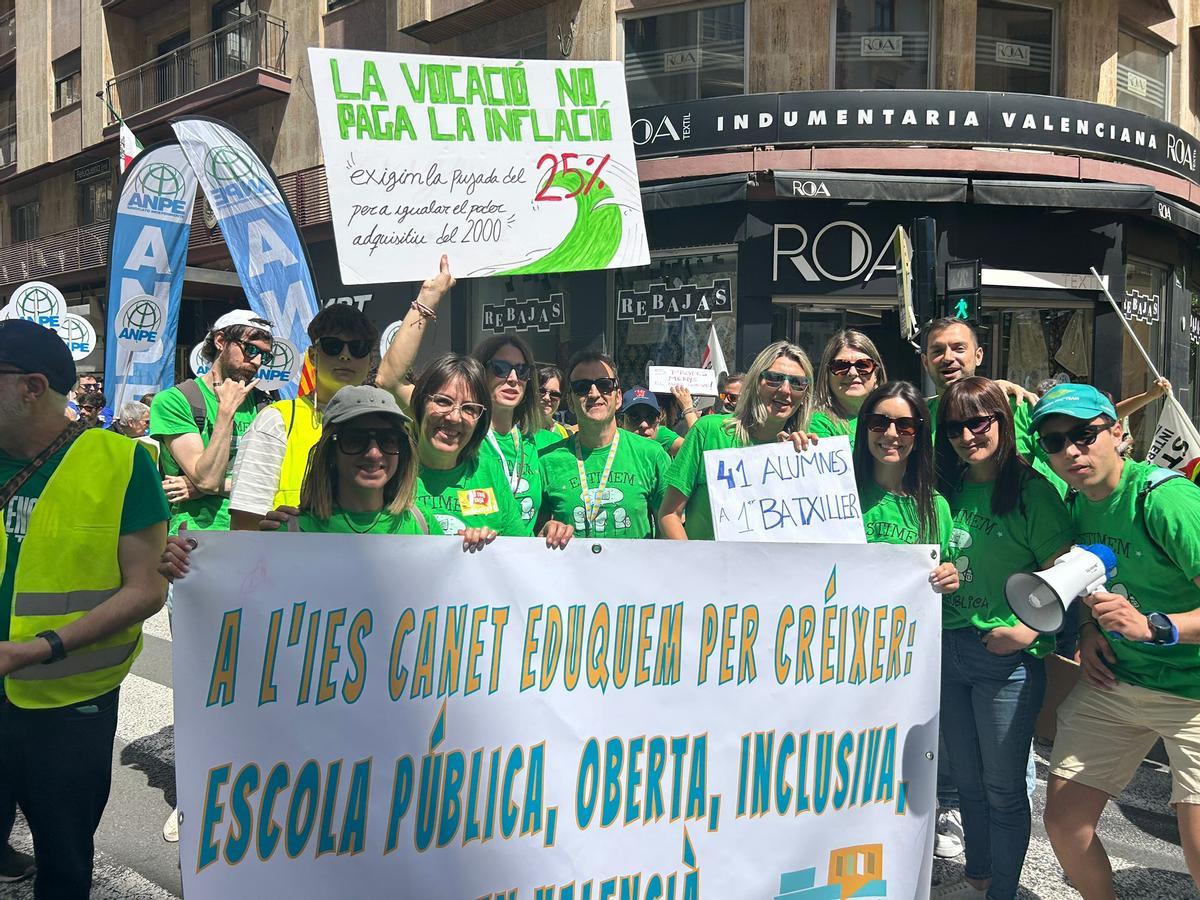 Gloria y compañeros del IES Canet en la manifestación de docentes