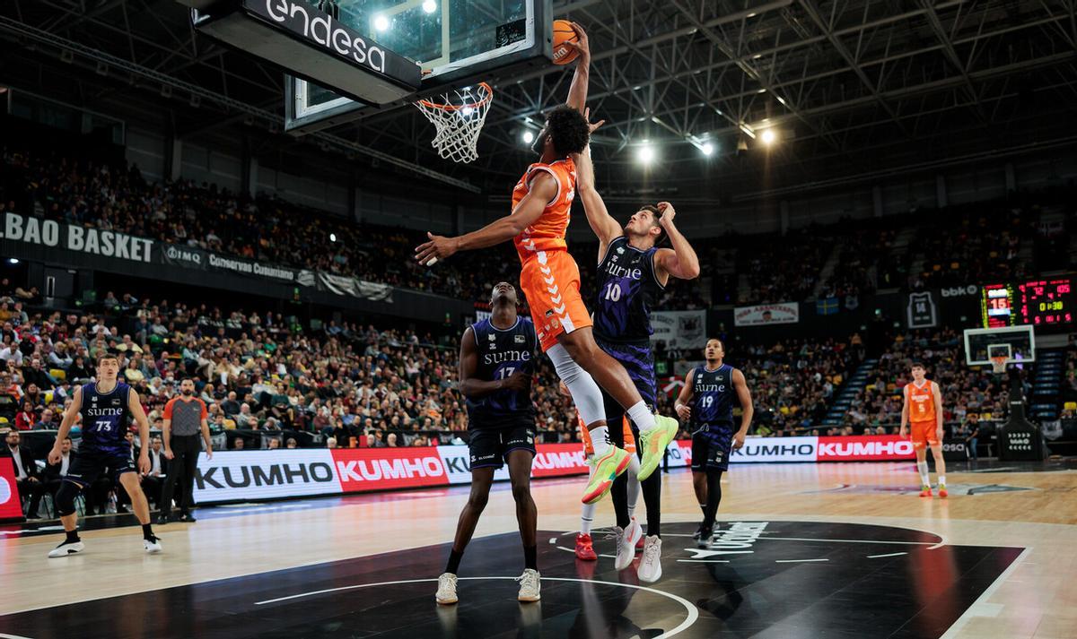 Mate de Braxton Key en el partido de la primera vuelta de la Liga Regular en el Bilbao Arena.