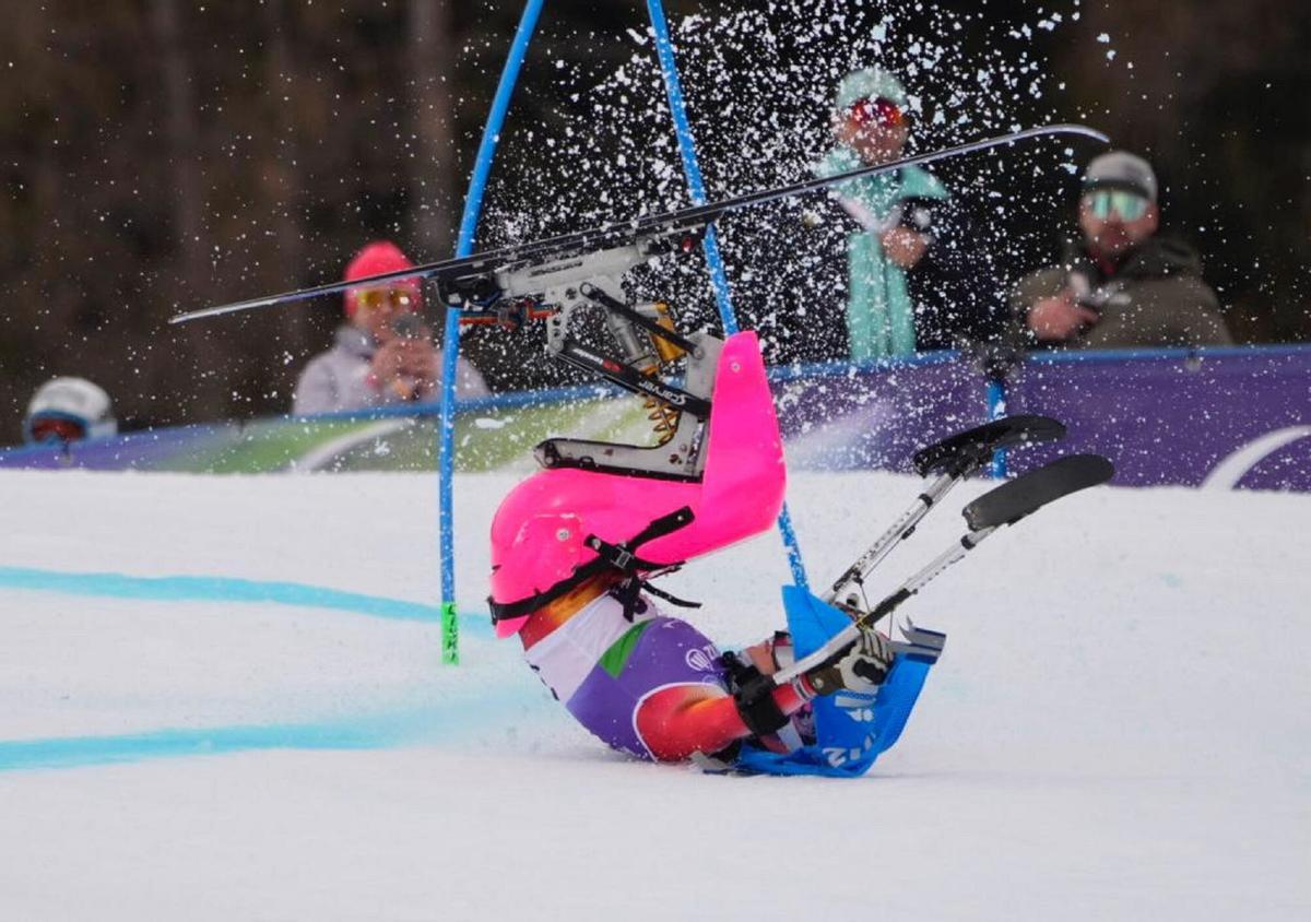 La esquiadora Audrey Pascual se cae en la primera manga del gigante de los Juegos Paralímpicos de Milán Cortina.