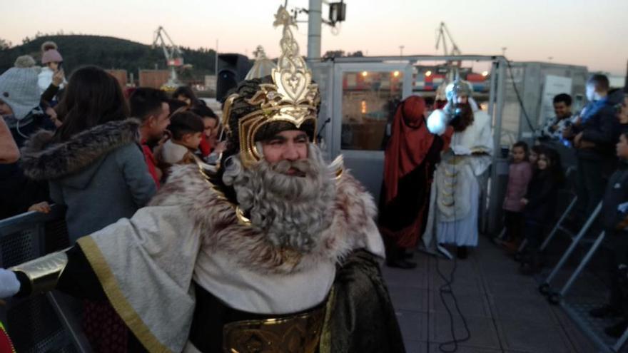 Los Reyes Magos, recién desembarcados en el puerto deportivo.