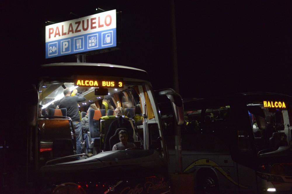 Los trabajadores de Alcoa de Asturias parten hacia Madrid a una manifestación contra el cierre de la fábrica