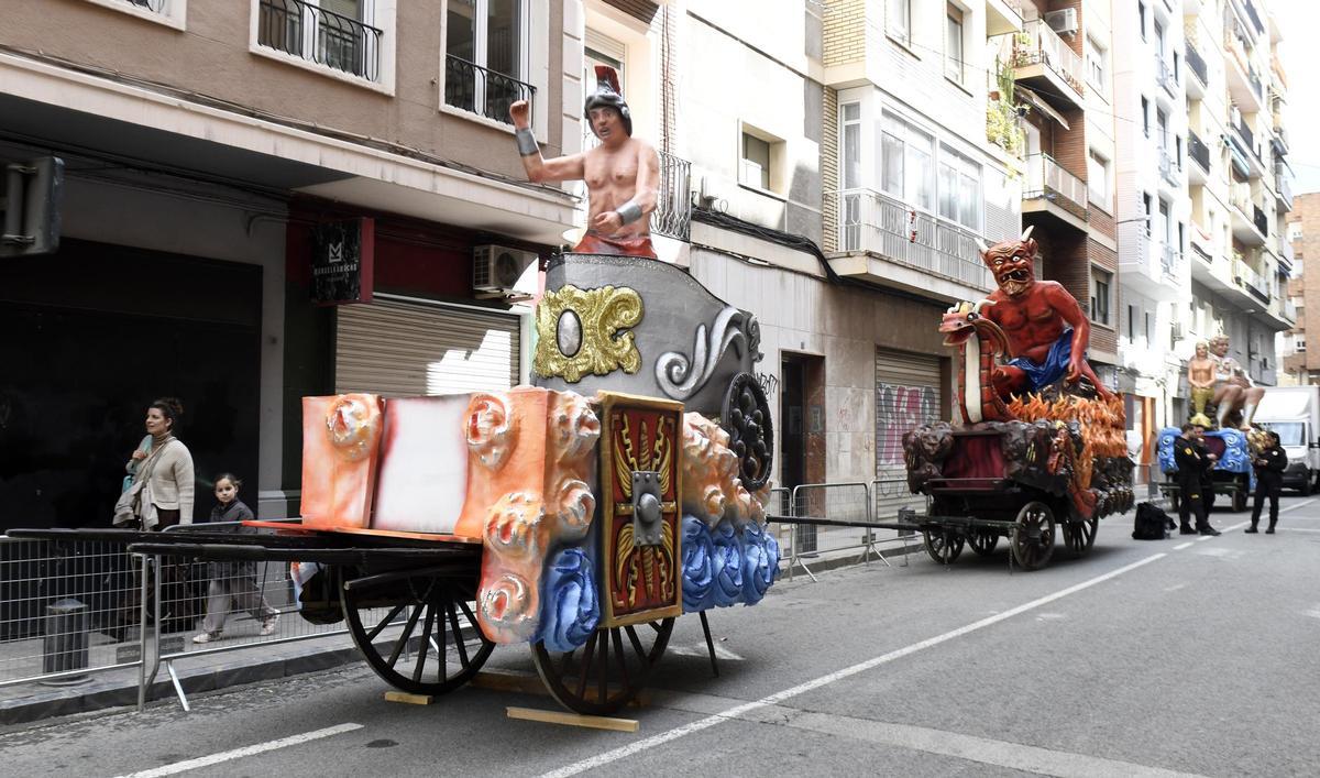 Una carroza con un espartano sobre una osa junto al resto de carros para el homenaje.