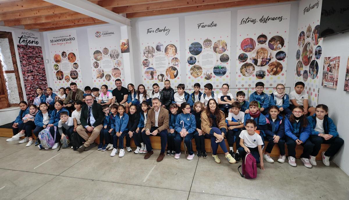 Alumnos del CEIP San Fernando, en Santa Cruz, visita Diablos Locos en compañía del alcalde, la concejala de Educación y el consejero regional.