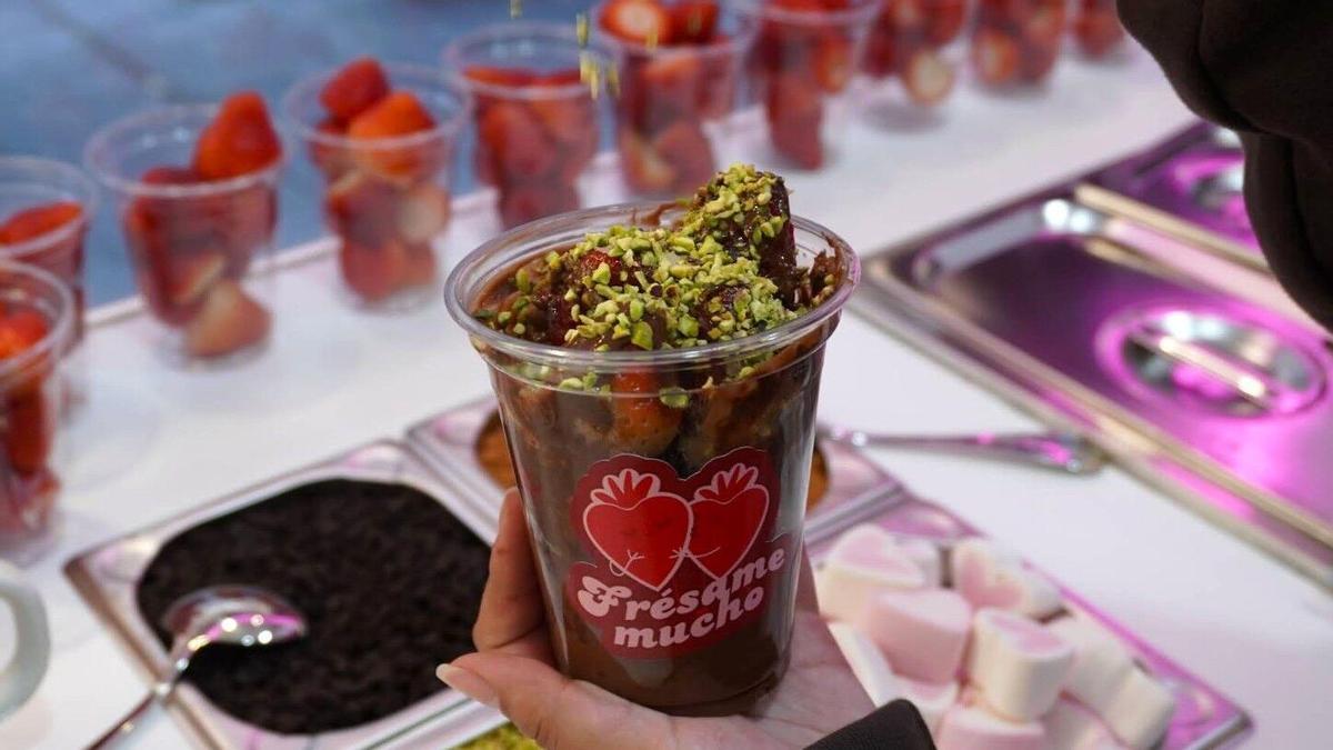 Aterrizan en A Coruña las fresas con chocolate virales que forman colas en Madrid