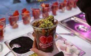 Aterrizan en A Coruña las fresas con chocolate virales que forman colas en Madrid