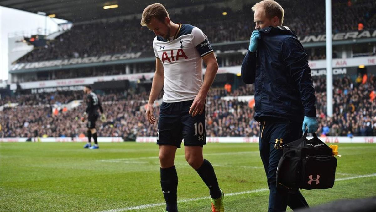 Harry Kane, en el momento de retirarse lesionado el pasado sábado