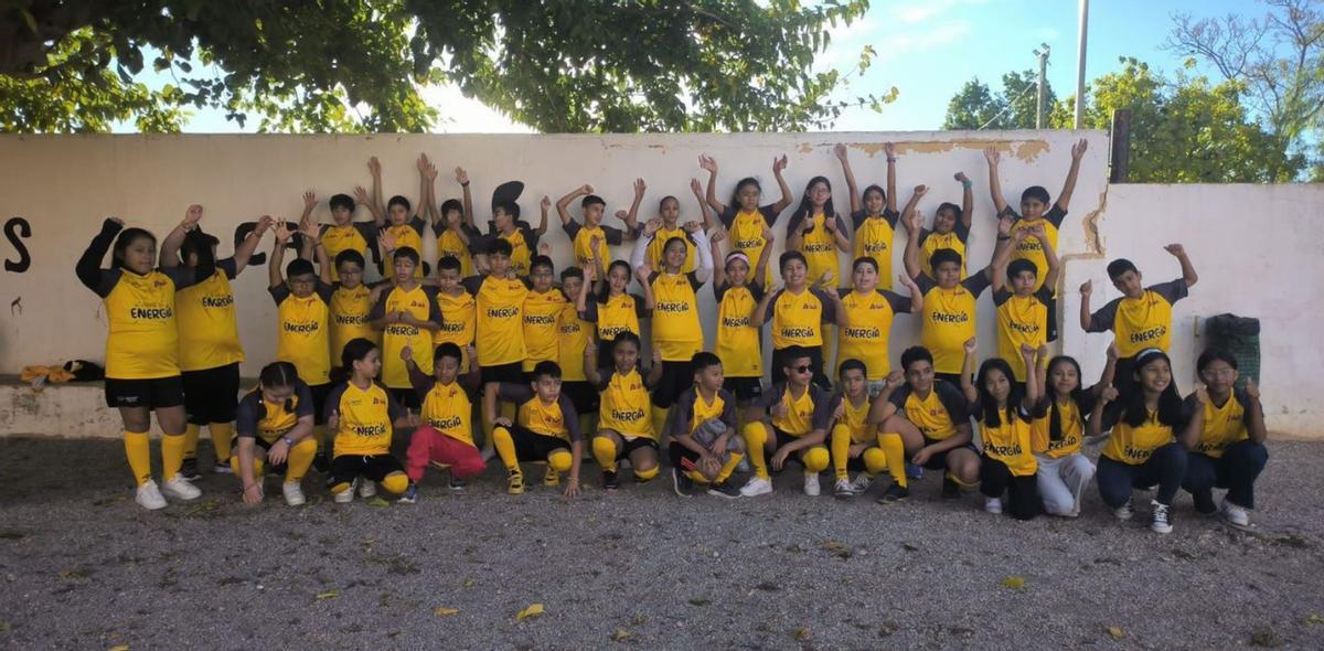 Más de 200 centros educativos regionales reciben equipaciones deportivas gratuitas