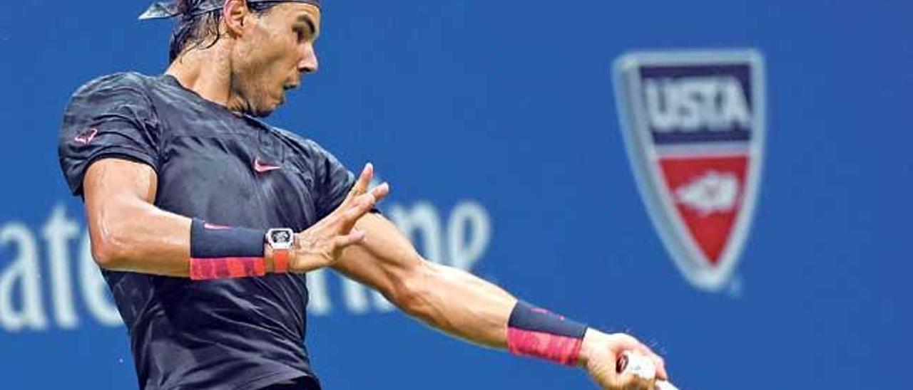 Nadal golpea de derecha en su partido ante Fognini.