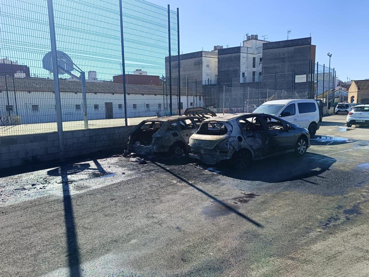 Dos de los vehículos completamente calcinados.