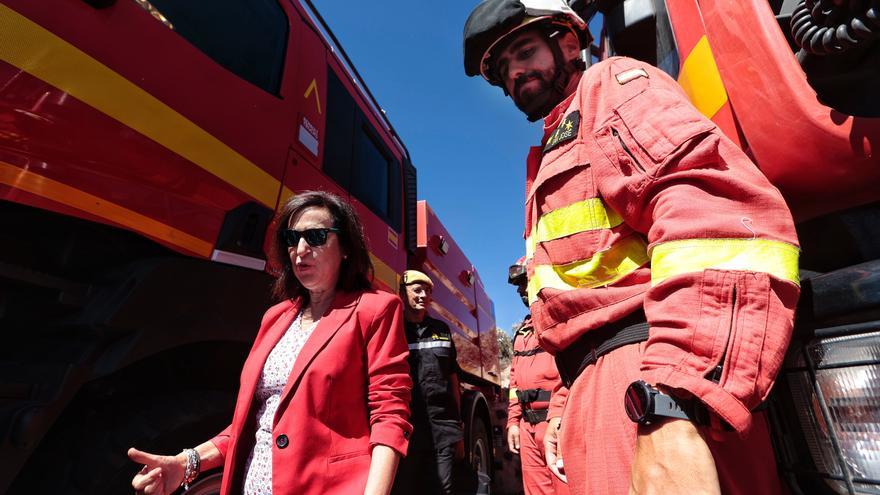 La ministra de Defensa visita las zonas afectadas por el incendio de Tenerife