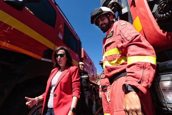 La ministra de Defensa visita las zonas afectadas por el incendio de Tenerife