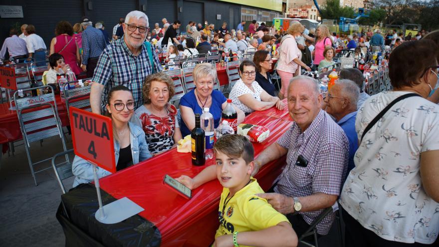 El concurrido &#039;sopar de germanor per a veïns&#039; de las fiestas de Vila-real, en imágenes