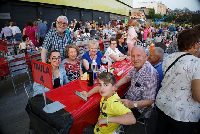 El concurrido 'sopar de germanor per a veïns' de las fiestas de Vila-real, en imágenes