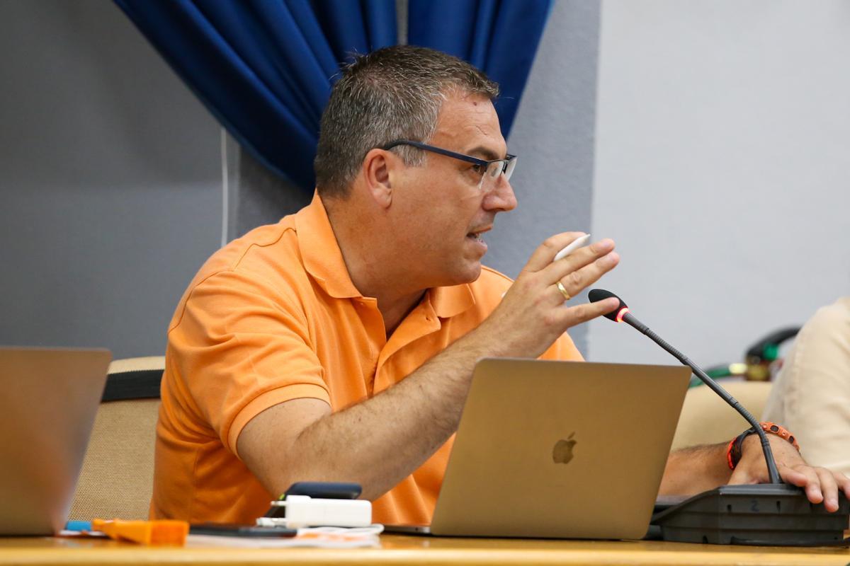 El portavoz de Cs en El Campello durante uno de sus enfrentamientos con el alcalde del PP.