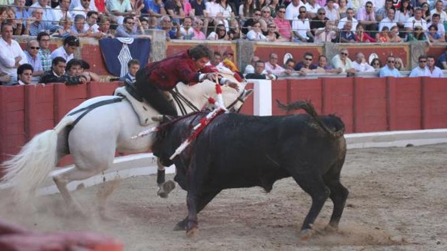 Pablo Hermoso de Mendoza, a lomos de su caballo Pirata, poniendo un par a dos manos.