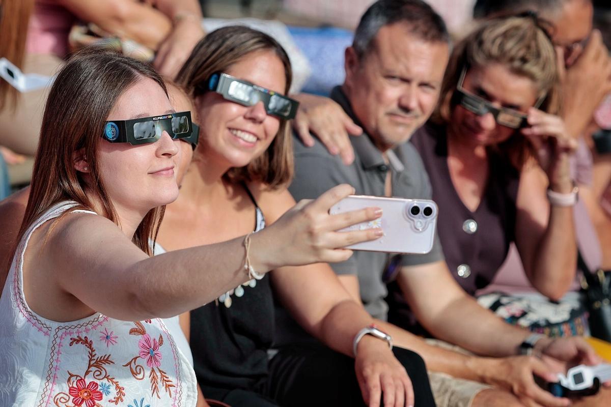 Vecinos y visitantes disfrutan de una jornada marcada por la astronomía en uno de los principales puntos de observación habilitados en Tenerife.