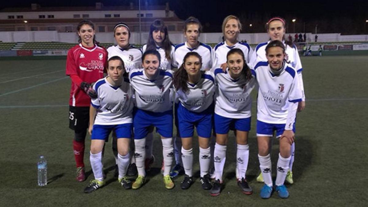 Las jugadoras del CFF Albacete &quot;B&quot; posan antes de disputar un partido