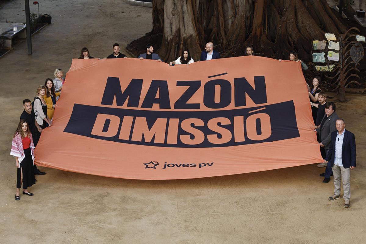 Los diputados de Compromís despliegan la pancarta de 'Mazón dimissió' antes del pleno de las Corts.