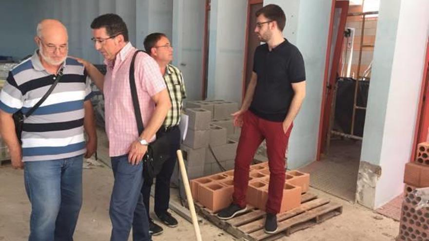 El alcalde visitó las obras de la piscina.