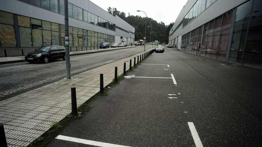 Las plazas que fueron pintadas recientemente en el polígono son para clientes de las naves. // Iñaki Abella