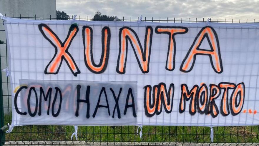 Una de las nuevas pancartas de los vecinos en el cierre de una vivienda. |   // L.O.