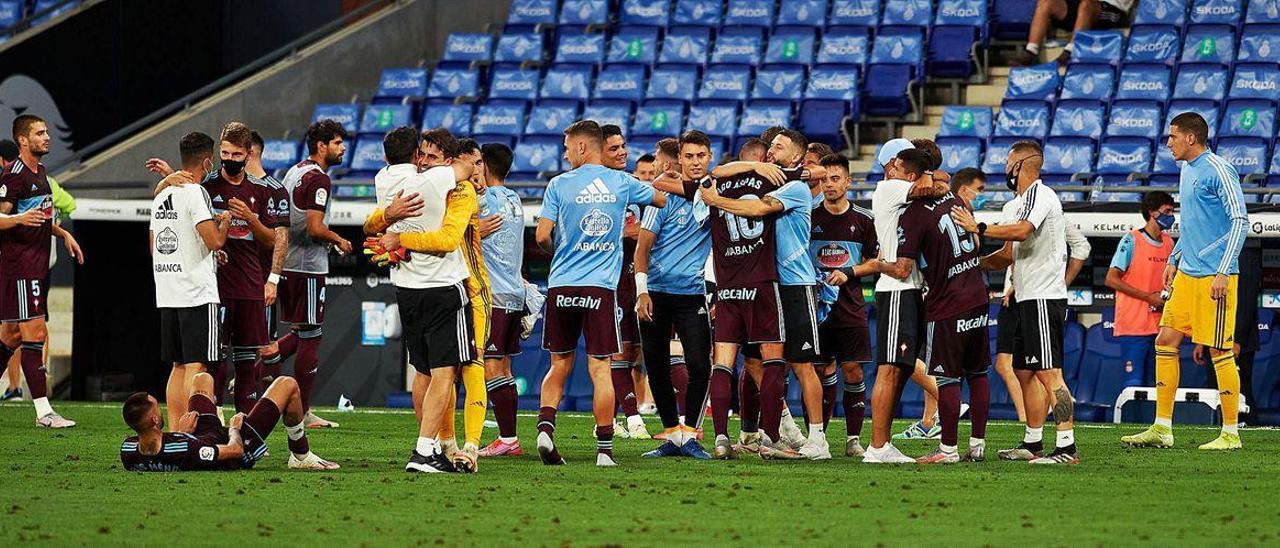 Los jugadores del Celta se abrazan tras conseguir la última permanencia.