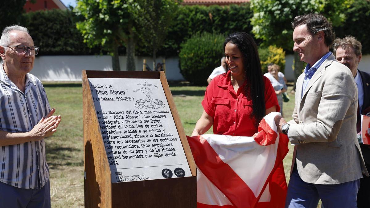 Manuel García Villar, presidente de la asociación Lázaro Cárdenas, la cónsul cubana Ingrid Izquierdo y el edil Jorge González-Palacios tras descubrir el monolito en homenaje a la bailarina Alicia Alonso.