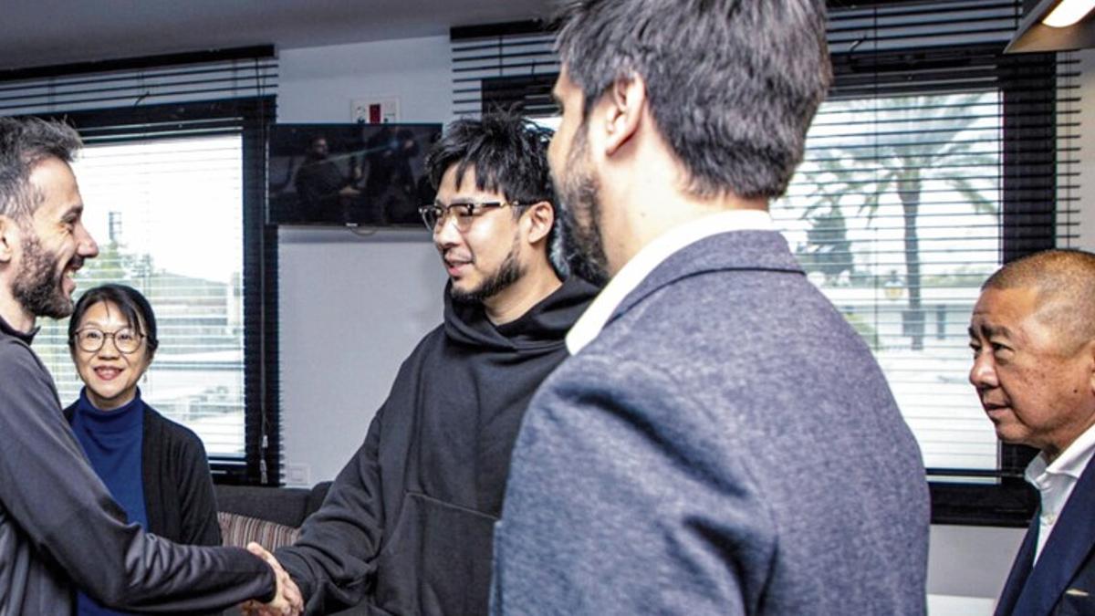 Corberán saluda a Kiat Lim.