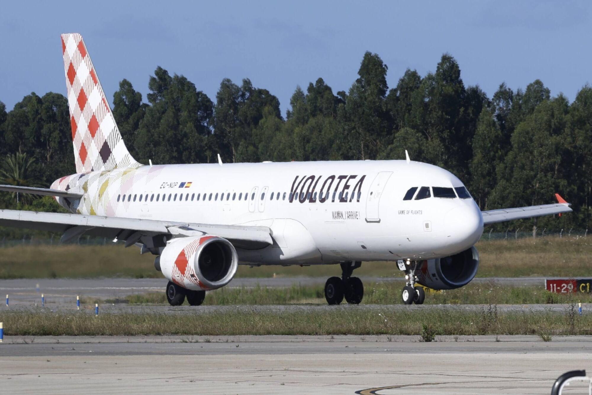 EN IMÁGENES: Llegada a Asturias del avión del Volotea que succionó a un hombre en el aeropuerto de Milán Bérgamo