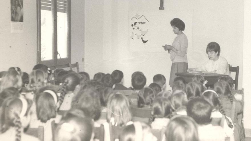 Una hora del conte amb els aumnes durant els primers anys - Arxiu biblioteca de Puig-reig