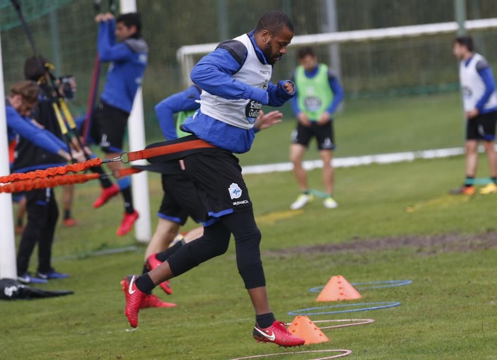 Circuito de fuerza, ejercicio de posesión y fútbol 8 para 8 en el primer entrenamiento de una semana sin fútbol liguero.