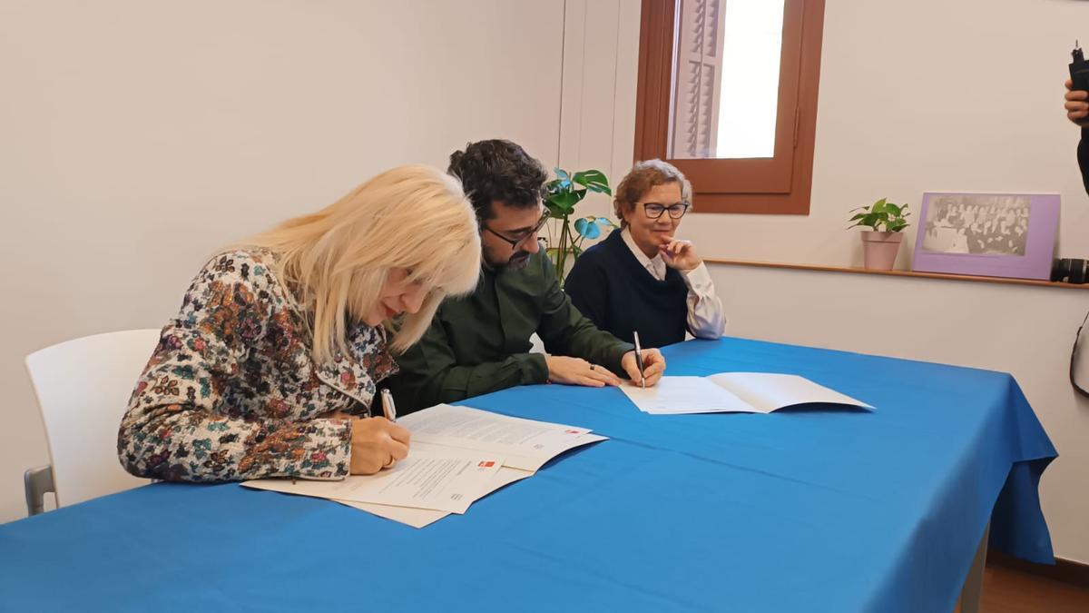 La alcaldesa, Pilar Díaz (PSC) y el concejal de los Esplugues en Comú Podem, Jordi Pérez, firman el acuerdo de gobierno