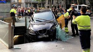 Un taxi sencasta en la parada de metro de Rocafort