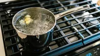 Este es el truco de cocina que debes utilizar para que tu olla no salpique el agua