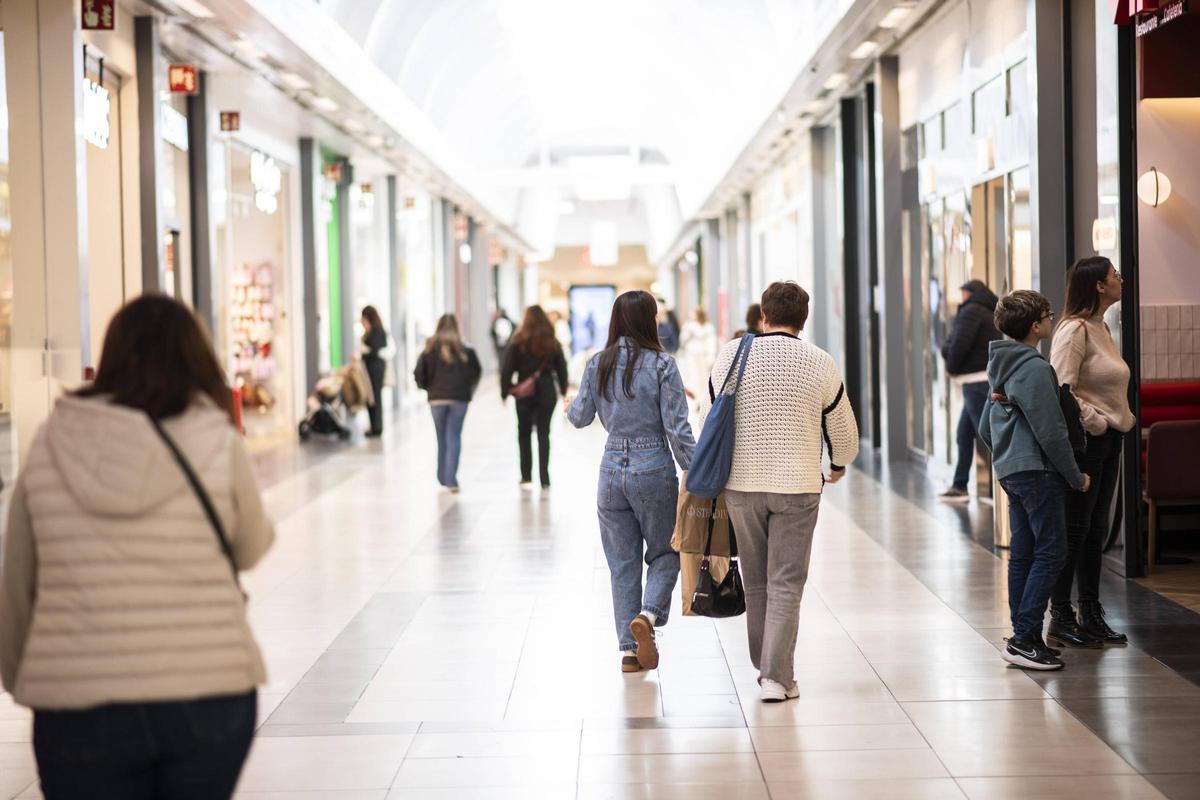 Domingo excepcional en el centro comercial Ruta de la Plata de Cáceres con motivo de las rebajas de enero