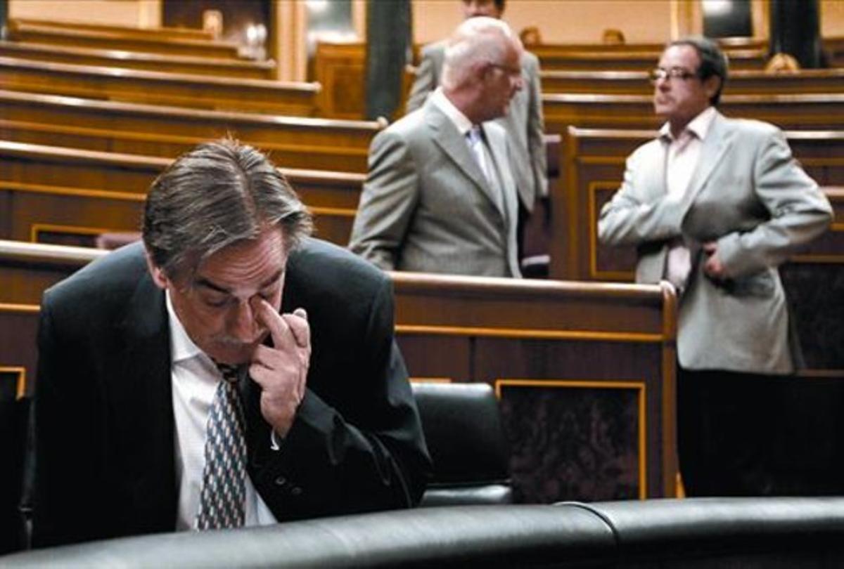 El ministre de Treball, Valeriano Gómez, i, al fons, Josep Antoni Duran Lleida i Pere Macias, al Congrés.