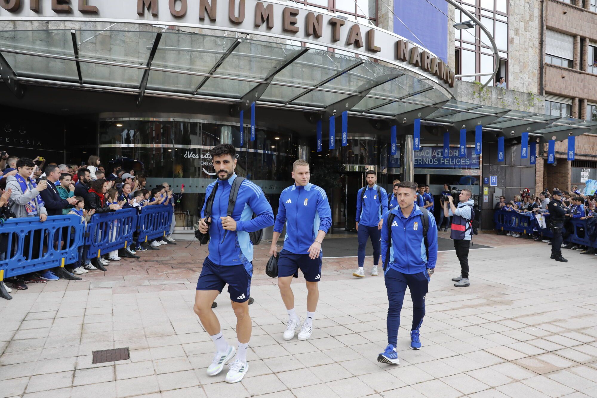 Así fue el recibimiento de la afición al Real Oviedo y toda la previa del último partido de la temporada
