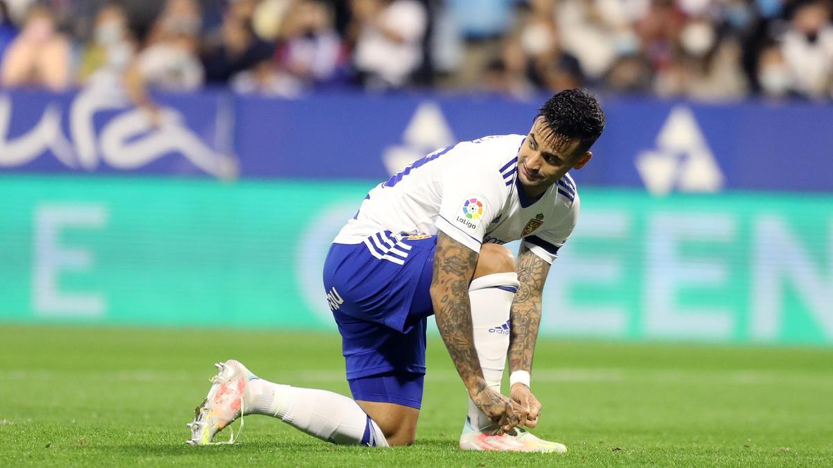 Nano Mesa se ata las botas en el partido ante el Huesca.