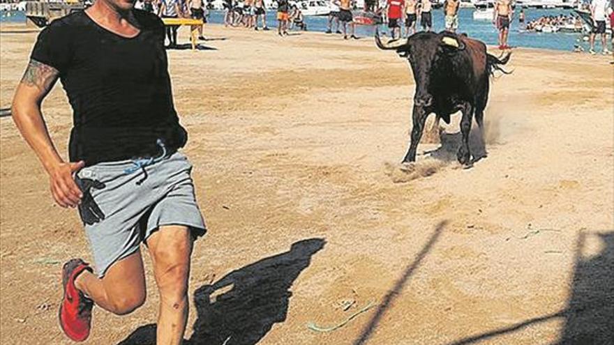 Dos hospitalizados y una vaca ahogada en los festejos de los ‘bous a la mar’