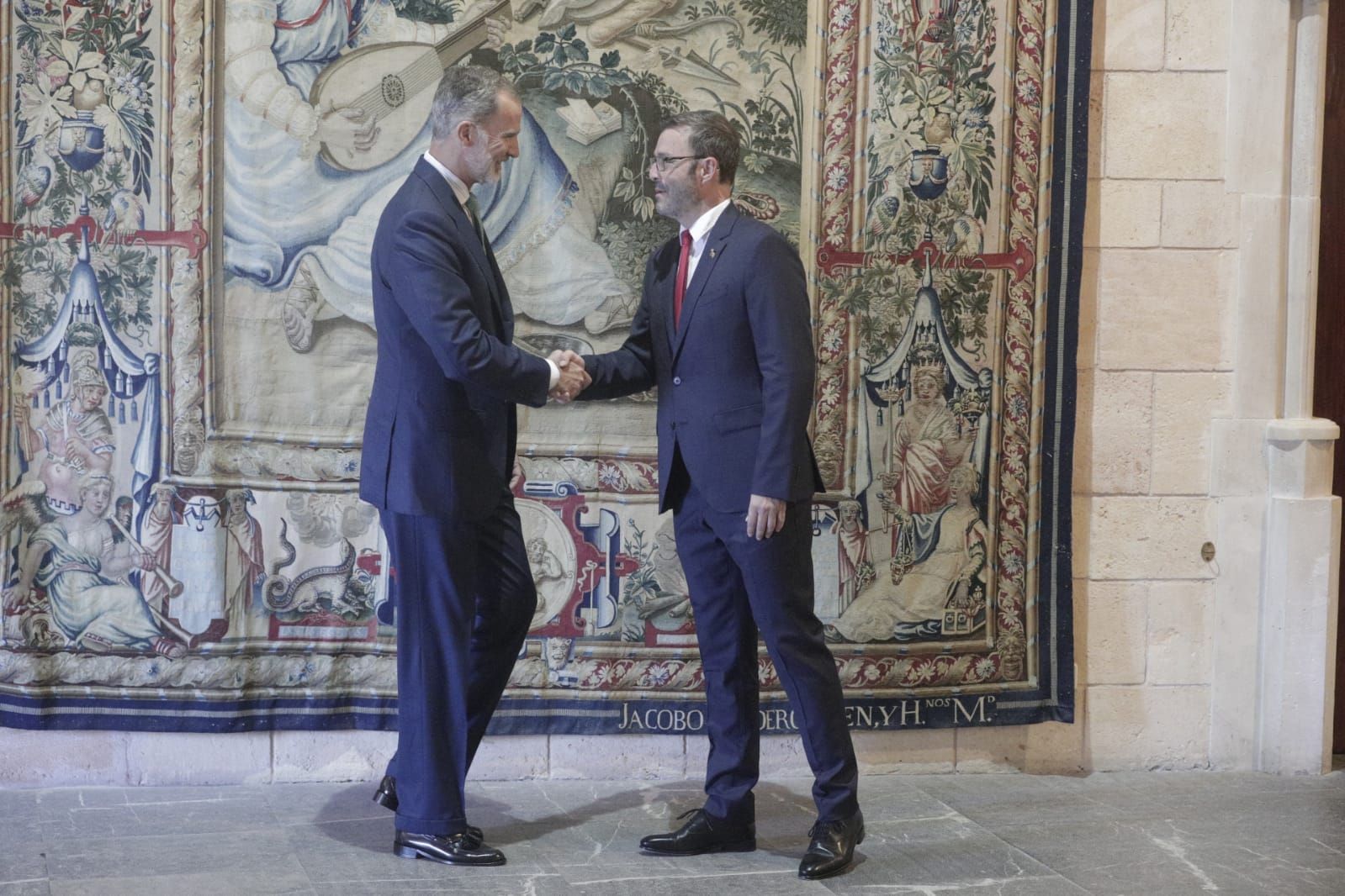 Felipe VI recibe a la principales autoridades de Baleares en el Palacio de la Almudaina